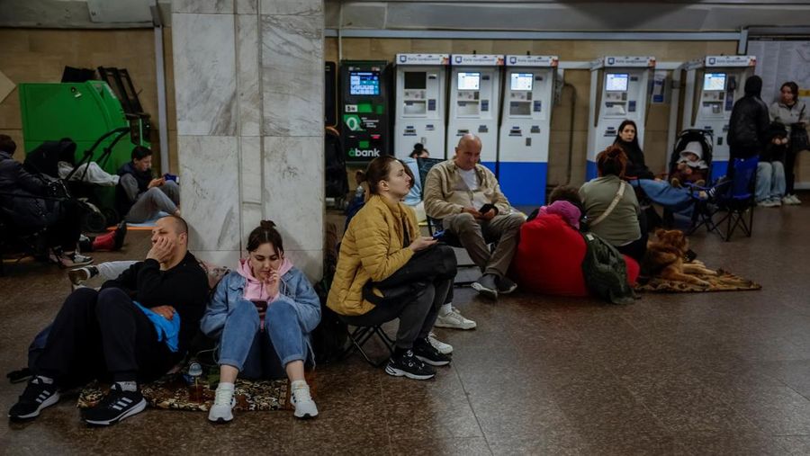 Orang-orang berlindung di dalam stasiun metro selama serangan militer Rusia, di tengah serangan Rusia terhadap Ukraina, di Kyiv, Ukraina, 25 Mei 2025. (REUTERS/Alina Smutko)