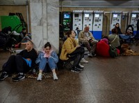 Serangan Udara Rusia Menggila, Warga Sembunyi di Stasiun Bawah Tanah