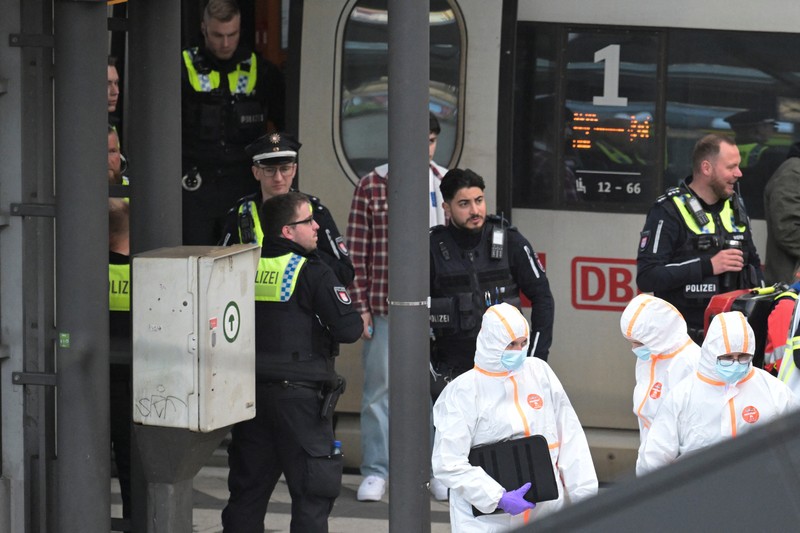 Pakar forensik bekerja di stasiun kereta api utama Hamburg, setelah beberapa orang terluka dalam serangan pisau, di Hamburg, Jerman, 23 Mei 2025. (REUTERS/Fabian Bimmer)