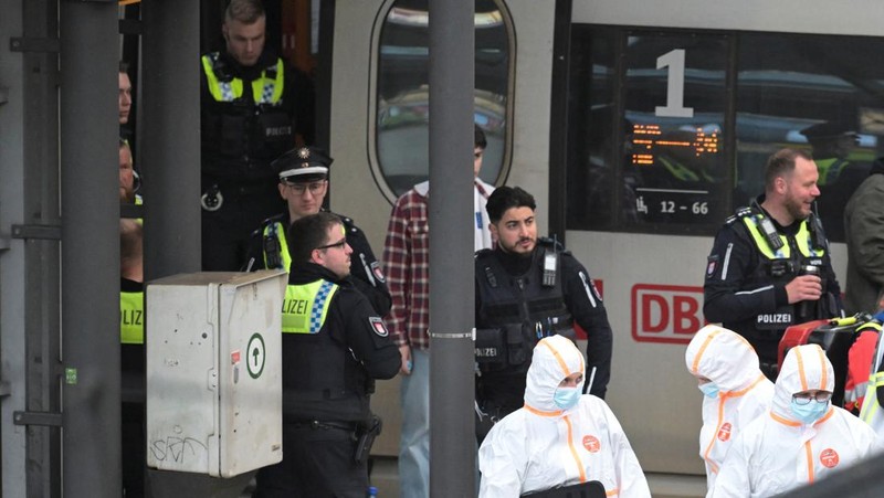 Pakar forensik bekerja di stasiun kereta api utama Hamburg, setelah beberapa orang terluka dalam serangan pisau, di Hamburg, Jerman, 23 Mei 2025. (REUTERS/Fabian Bimmer)