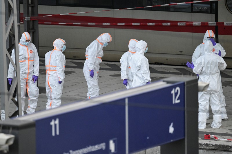 Pakar forensik bekerja di stasiun kereta api utama Hamburg, setelah beberapa orang terluka dalam serangan pisau, di Hamburg, Jerman, 23 Mei 2025. (REUTERS/Fabian Bimmer)