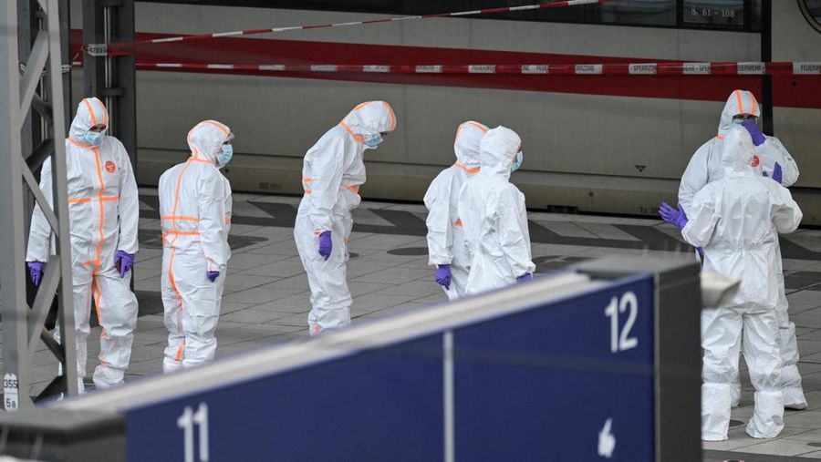 Pakar forensik bekerja di stasiun kereta api utama Hamburg, setelah beberapa orang terluka dalam serangan pisau, di Hamburg, Jerman, 23 Mei 2025. (REUTERS/Fabian Bimmer)