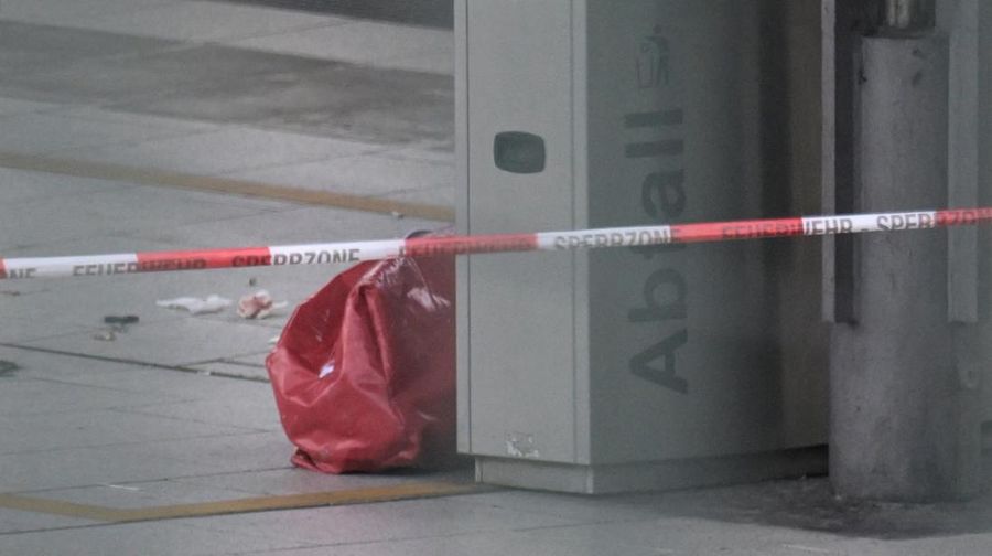 Pakar forensik bekerja di stasiun kereta api utama Hamburg, setelah beberapa orang terluka dalam serangan pisau, di Hamburg, Jerman, 23 Mei 2025. (REUTERS/Fabian Bimmer)