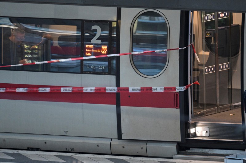 Pakar forensik bekerja di stasiun kereta api utama Hamburg, setelah beberapa orang terluka dalam serangan pisau, di Hamburg, Jerman, 23 Mei 2025. (REUTERS/Fabian Bimmer)