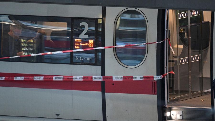 Pakar forensik bekerja di stasiun kereta api utama Hamburg, setelah beberapa orang terluka dalam serangan pisau, di Hamburg, Jerman, 23 Mei 2025. (REUTERS/Fabian Bimmer)