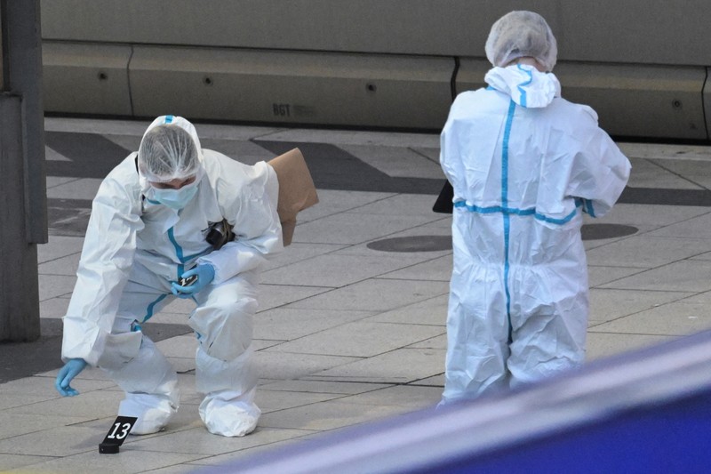 Pakar forensik bekerja di stasiun kereta api utama Hamburg, setelah beberapa orang terluka dalam serangan pisau, di Hamburg, Jerman, 23 Mei 2025. (REUTERS/Fabian Bimmer)