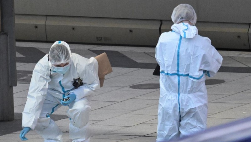 Pakar forensik bekerja di stasiun kereta api utama Hamburg, setelah beberapa orang terluka dalam serangan pisau, di Hamburg, Jerman, 23 Mei 2025. (REUTERS/Fabian Bimmer)