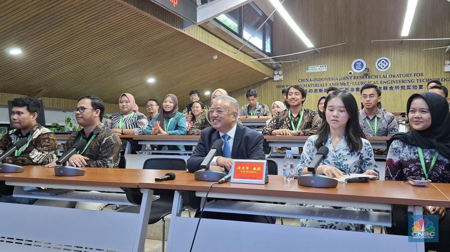Pendiri dan Komisaris Utama perusahaan pengolahan mineral asal China, GEM, Xu Kaihua (depan, ketiga dari kiri) di Laboratorium GEM-CSU-ITB, Kampus Jatinangor ITB