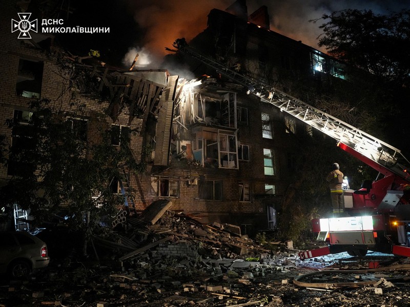 Petugas pemadam kebakaran bekerja di lokasi serangan rudal Rusia, di tengah serangan Rusia terhadap Ukraina, di Ternopil, Ukraina, 25 Mei 2025. (Layanan pers Layanan Darurat Negara Ukraina/Handout via) Petugas pemadam kebakaran bekerja di lokasi serangan rudal Rusia, di tengah serangan Rusia terhadap Ukraina, di Ternopil, Ukraina, 25 Mei 2025. (Layanan pers Layanan Darurat Negara Ukraina/Handout via)