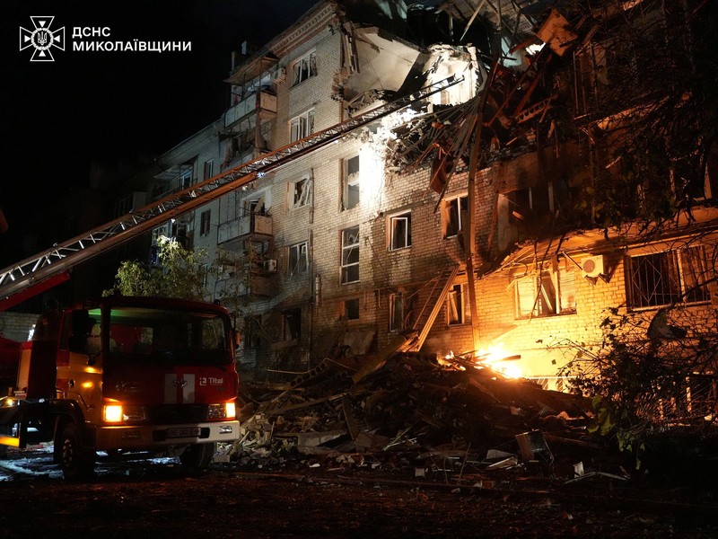 Petugas pemadam kebakaran bekerja di lokasi serangan rudal Rusia, di tengah serangan Rusia terhadap Ukraina, di Ternopil, Ukraina, 25 Mei 2025. (Layanan pers Layanan Darurat Negara Ukraina/Handout via)