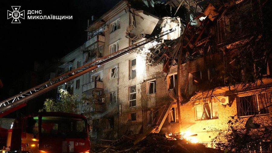 Petugas pemadam kebakaran bekerja di lokasi serangan rudal Rusia, di tengah serangan Rusia terhadap Ukraina, di Ternopil, Ukraina, 25 Mei 2025. (Layanan pers Layanan Darurat Negara Ukraina/Handout via)