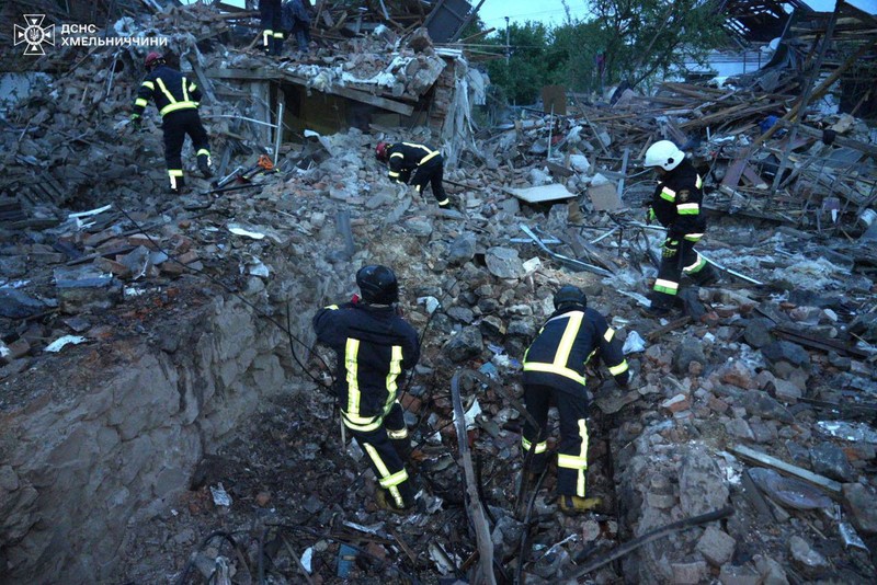 Petugas pemadam kebakaran bekerja di lokasi serangan rudal Rusia, di tengah serangan Rusia terhadap Ukraina, di Ternopil, Ukraina, 25 Mei 2025. (Layanan pers Layanan Darurat Negara Ukraina/Handout via) Petugas pemadam kebakaran bekerja di lokasi serangan rudal Rusia, di tengah serangan Rusia terhadap Ukraina, di Ternopil, Ukraina, 25 Mei 2025. (Layanan pers Layanan Darurat Negara Ukraina/Handout via)