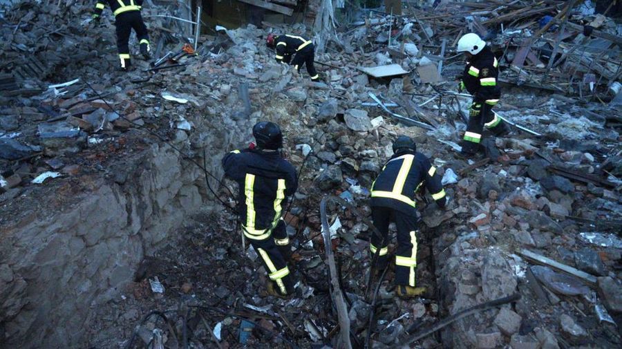 Petugas pemadam kebakaran bekerja di lokasi serangan rudal Rusia, di tengah serangan Rusia terhadap Ukraina, di Ternopil, Ukraina, 25 Mei 2025. (Layanan pers Layanan Darurat Negara Ukraina/Handout via)