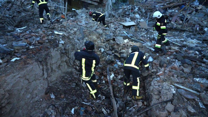 Petugas pemadam kebakaran bekerja di lokasi serangan rudal Rusia, di tengah serangan Rusia terhadap Ukraina, di Ternopil, Ukraina, 25 Mei 2025. (Layanan pers Layanan Darurat Negara Ukraina/Handout via)