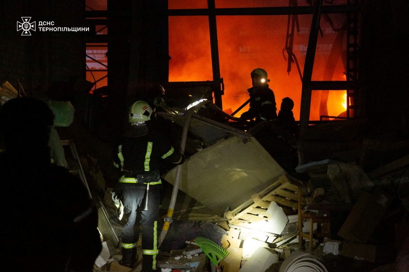 Petugas pemadam kebakaran bekerja di lokasi serangan rudal Rusia, di tengah serangan Rusia terhadap Ukraina, di Ternopil, Ukraina, 25 Mei 2025. (Layanan pers Layanan Darurat Negara Ukraina/Handout via) Petugas pemadam kebakaran bekerja di lokasi serangan rudal Rusia, di tengah serangan Rusia terhadap Ukraina, di Ternopil, Ukraina, 25 Mei 2025. (Layanan pers Layanan Darurat Negara Ukraina/Handout via)