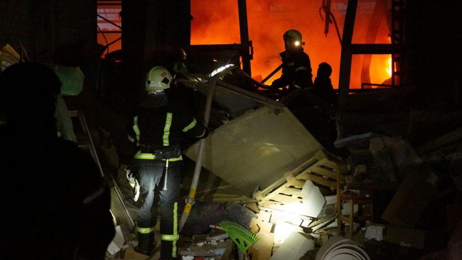 Petugas pemadam kebakaran bekerja di lokasi serangan rudal Rusia, di tengah serangan Rusia terhadap Ukraina, di Ternopil, Ukraina, 25 Mei 2025. (Layanan pers Layanan Darurat Negara Ukraina/Handout via)