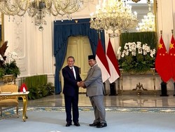 Prabowo Sambut Kedatangan PM China Li Qiang di Istana Merdeka Prabowo Sambut Kedatangan PM China Li Qiang di Istana Merdeka