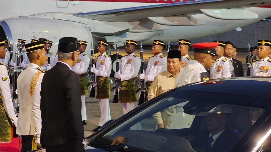 Presiden Prabowo Subianto beserta rombongan tiba di Bandara Tentera Udara Diraja, Subang, Malaysia, pada 18.30 waktu setempat. Rencananya besok ia akan menghadiri  menghadiri Konferensi Tingkat Tinggi (KTT) ke-46 ASEAN yang diselenggarakan di Kuala Lumpur. (Dok. Biro Pers Sekretariat Presiden)