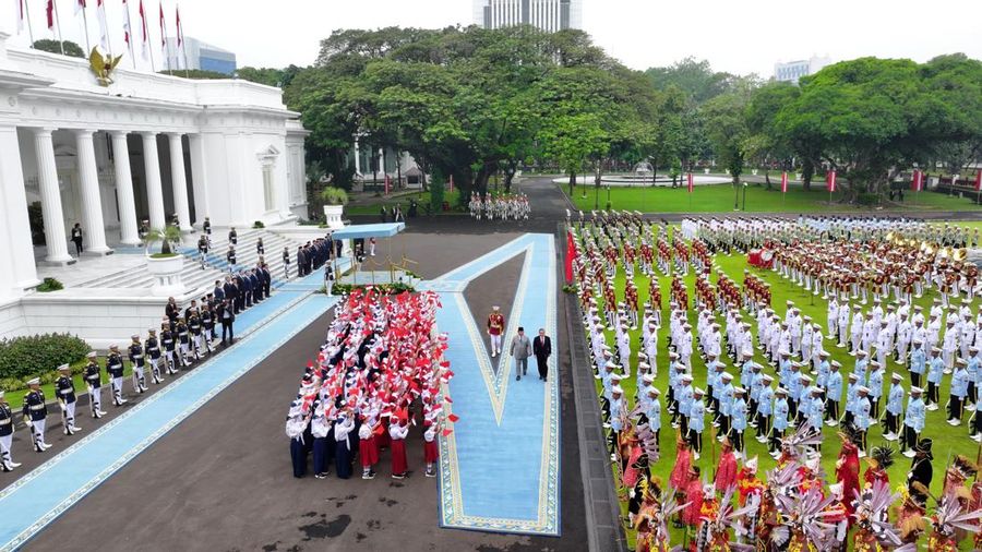 Presiden Republik Indonesia Prabowo Subianto menyambut secara resmi kedatangan Premier Republik Rakyat Tiongkok (RRT) Li Qiang dalam sebuah upacara resmi penuh kehormatan di halaman Istana Merdeka, Jakarta, pada Minggu, 25 Mei 2025. (Dok. Biro Pers Sekretariat Presiden) Presiden Republik Indonesia Prabowo Subianto menyambut secara resmi kedatangan Premier Republik Rakyat Tiongkok (RRT) Li Qiang dalam sebuah upacara resmi penuh kehormatan di halaman Istana Merdeka, Jakarta, pada Minggu, 25 Mei 2025. (Dok. Biro Pers Sekretariat Presiden)