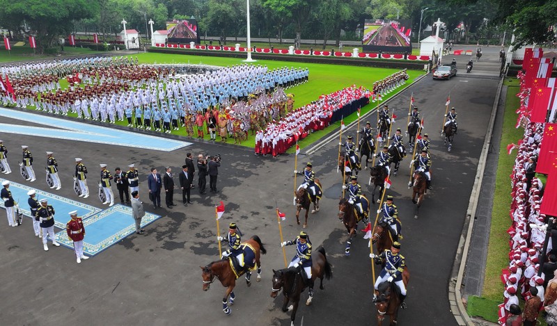 Presiden Republik Indonesia Prabowo Subianto menyambut secara resmi kedatangan Premier Republik Rakyat Tiongkok (RRT) Li Qiang dalam sebuah upacara resmi penuh kehormatan di halaman Istana Merdeka, Jakarta, pada Minggu, 25 Mei 2025.  (Dok. Biro Pers Sekretariat Presiden)