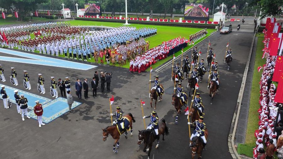 Presiden Republik Indonesia Prabowo Subianto menyambut secara resmi kedatangan Premier Republik Rakyat Tiongkok (RRT) Li Qiang dalam sebuah upacara resmi penuh kehormatan di halaman Istana Merdeka, Jakarta, pada Minggu, 25 Mei 2025. (Dok. Biro Pers Sekretariat Presiden) Presiden Republik Indonesia Prabowo Subianto menyambut secara resmi kedatangan Premier Republik Rakyat Tiongkok (RRT) Li Qiang dalam sebuah upacara resmi penuh kehormatan di halaman Istana Merdeka, Jakarta, pada Minggu, 25 Mei 2025. (Dok. Biro Pers Sekretariat Presiden)
