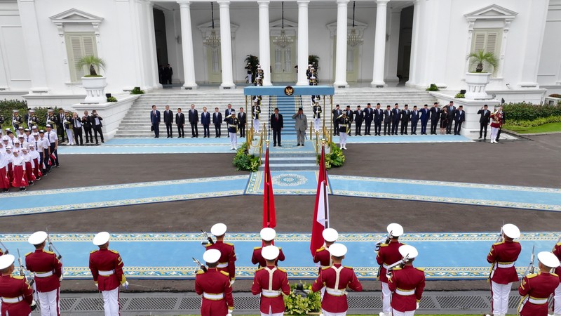 Presiden Republik Indonesia Prabowo Subianto menyambut secara resmi kedatangan Premier Republik Rakyat Tiongkok (RRT) Li Qiang dalam sebuah upacara resmi penuh kehormatan di halaman Istana Merdeka, Jakarta, pada Minggu, 25 Mei 2025.  (Dok. Biro Pers Sekretariat Presiden)