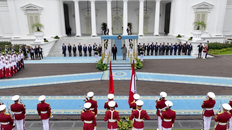 Presiden Republik Indonesia Prabowo Subianto menyambut secara resmi kedatangan Premier Republik Rakyat Tiongkok (RRT) Li Qiang dalam sebuah upacara resmi penuh kehormatan di halaman Istana Merdeka, Jakarta, pada Minggu, 25 Mei 2025.  (Dok. Biro Pers Sekretariat Presiden)