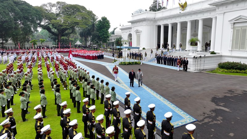 Presiden Republik Indonesia Prabowo Subianto menyambut secara resmi kedatangan Premier Republik Rakyat Tiongkok (RRT) Li Qiang dalam sebuah upacara resmi penuh kehormatan di halaman Istana Merdeka, Jakarta, pada Minggu, 25 Mei 2025.  (Dok. Biro Pers Sekretariat Presiden)