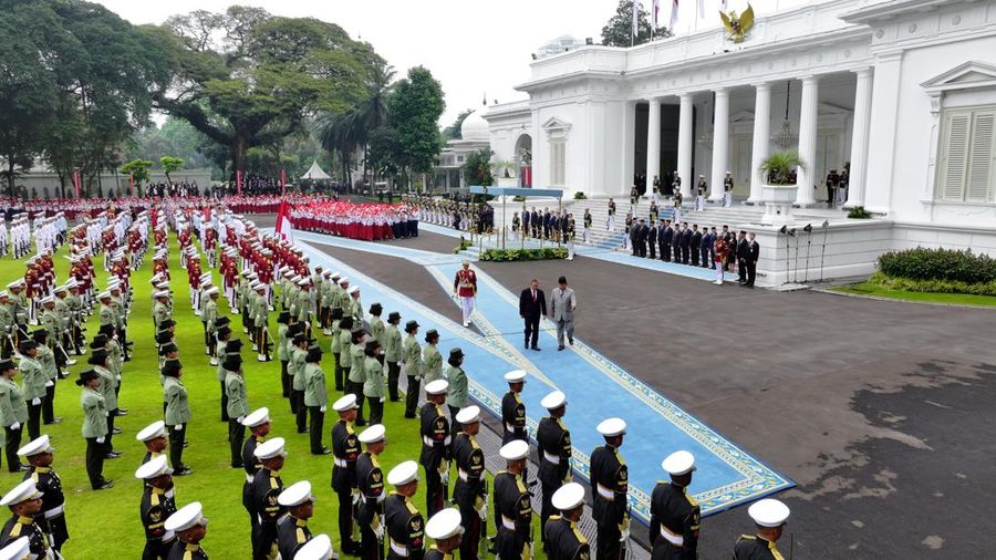 Presiden Republik Indonesia Prabowo Subianto menyambut secara resmi kedatangan Premier Republik Rakyat Tiongkok (RRT) Li Qiang dalam sebuah upacara resmi penuh kehormatan di halaman Istana Merdeka, Jakarta, pada Minggu, 25 Mei 2025. (Dok. Biro Pers Sekretariat Presiden) Presiden Republik Indonesia Prabowo Subianto menyambut secara resmi kedatangan Premier Republik Rakyat Tiongkok (RRT) Li Qiang dalam sebuah upacara resmi penuh kehormatan di halaman Istana Merdeka, Jakarta, pada Minggu, 25 Mei 2025. (Dok. Biro Pers Sekretariat Presiden)