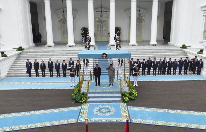 Presiden Republik Indonesia Prabowo Subianto menyambut secara resmi kedatangan Premier Republik Rakyat Tiongkok (RRT) Li Qiang dalam sebuah upacara resmi penuh kehormatan di halaman Istana Merdeka, Jakarta, pada Minggu, 25 Mei 2025.  (Dok. Biro Pers Sekretariat Presiden)