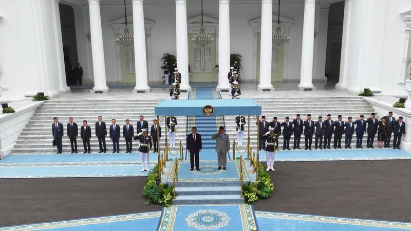 Presiden Republik Indonesia Prabowo Subianto menyambut secara resmi kedatangan Premier Republik Rakyat Tiongkok (RRT) Li Qiang dalam sebuah upacara resmi penuh kehormatan di halaman Istana Merdeka, Jakarta, pada Minggu, 25 Mei 2025.  (Dok. Biro Pers Sekretariat Presiden)