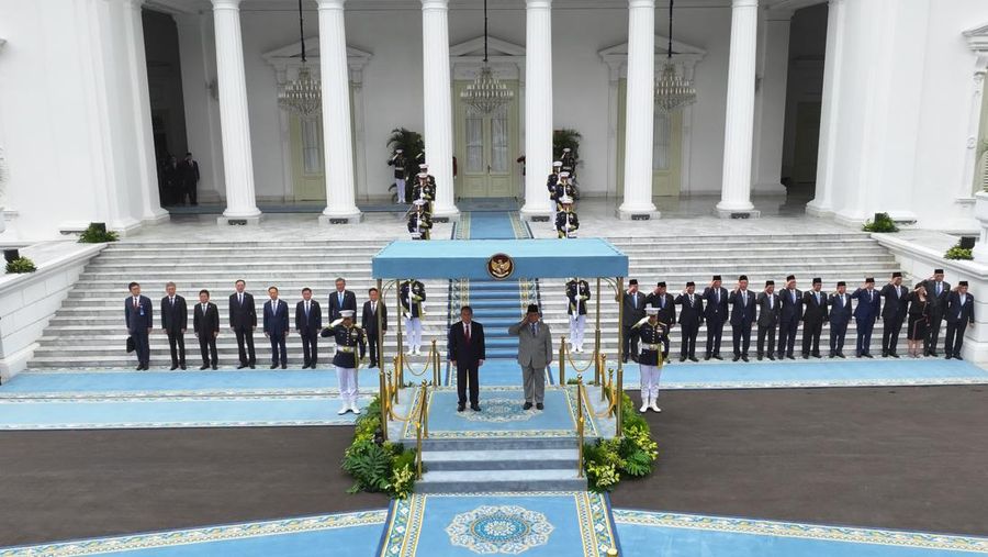 Presiden Republik Indonesia Prabowo Subianto menyambut secara resmi kedatangan Premier Republik Rakyat Tiongkok (RRT) Li Qiang dalam sebuah upacara resmi penuh kehormatan di halaman Istana Merdeka, Jakarta, pada Minggu, 25 Mei 2025. (Dok. Biro Pers Sekretariat Presiden) Presiden Republik Indonesia Prabowo Subianto menyambut secara resmi kedatangan Premier Republik Rakyat Tiongkok (RRT) Li Qiang dalam sebuah upacara resmi penuh kehormatan di halaman Istana Merdeka, Jakarta, pada Minggu, 25 Mei 2025. (Dok. Biro Pers Sekretariat Presiden)