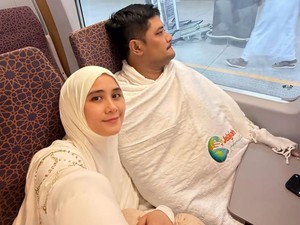 Labbaikallahummalabbaik, Ryana Dea Penuh Syukur di Hadapan Kabah
