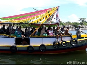 Tradisi Ngater Kajien Antar Jemaah Haji Gili Ketapang Naik Kapal Hias