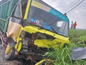 Brakk! Truk Vs Minibus di Buk Begal Kulon Progo, 3 Orang Terluka