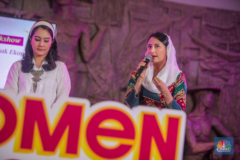 Foto bersama usai penyerahan penghargaan dalam acara Top Women Fest CNBC Indonesia 2025 di Sarinah, Jakarta, Sabtu (24/5/2025). (CNBC Indonesia/Faisal Rahman)