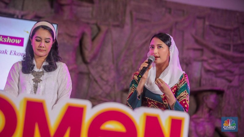 Foto bersama usai penyerahan penghargaan dalam acara Top Women Fest CNBC Indonesia 2025 di Sarinah, Jakarta, Sabtu (24/5/2025). (CNBC Indonesia/Faisal Rahman)
