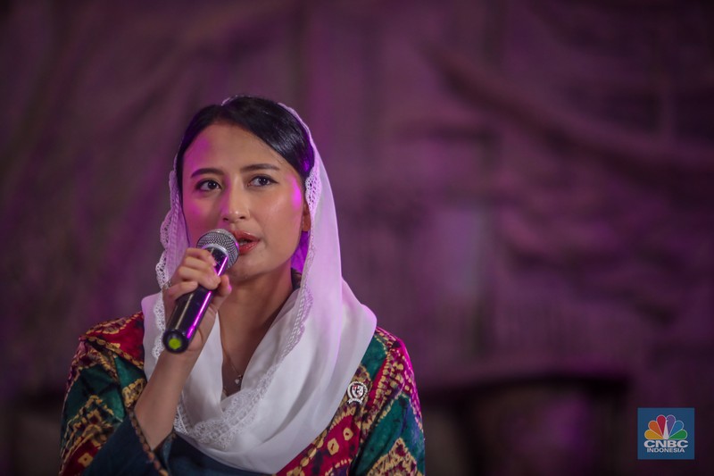Direktur Utama Injourney, Maya Watono menyampaikan paparan dalam acara Top Women Fest CNBC Indonesia 2025 di Anjungan Sarinah, Jakarta, Sabtu (24/5/2025). (CNBC Indonesia/Faisal Rahman)