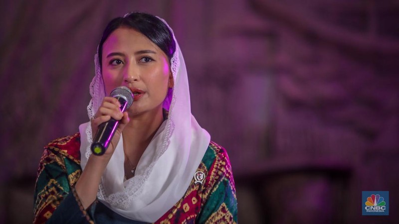 Direktur Utama Injourney, Maya Watono menyampaikan paparan dalam acara Top Women Fest CNBC Indonesia 2025 di Anjungan Sarinah, Jakarta, Sabtu (24/5/2025). (CNBC Indonesia/Faisal Rahman)