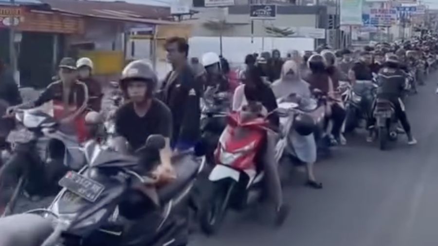 Antrean BBM di Bengkulu. (Instragram/bengkuluinfo)