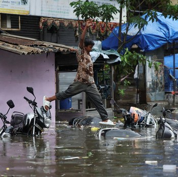 Malapetaka Hantam Tetangga RI, Daratan Jadi Sungai
