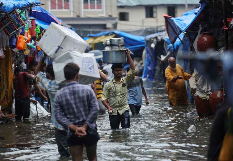 ASIA-WEATHER/INDIA-MONSOON A man wades through a waterlogged street following heavy rainfall in Mumbai, India May 26, 2025. REUTERS/Francis Mascarenhas