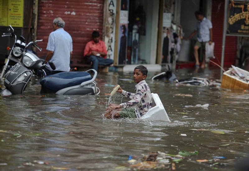 ASIA-WEATHER/INDIA-MONSOON A man wades through a waterlogged street following heavy rainfall in Mumbai, India May 26, 2025. REUTERS/Francis Mascarenhas