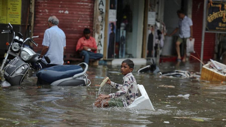A man wades through a waterlogged street following heavy rainfall in Mumbai, India May 26, 2025. REUTERS/Francis Mascarenhas
