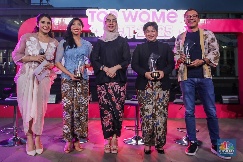 Direktur Utama Injourney, Maya Watono menyampaikan paparan dalam acara Top Women Fest CNBC Indonesia 2025 di Anjungan Sarinah, Jakarta, Sabtu (24/5/2025). (CNBC Indonesia/Faisal Rahman)