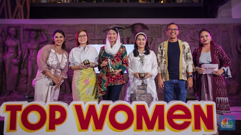 Direktur Utama Injourney, Maya Watono menyampaikan paparan dalam acara Top Women Fest CNBC Indonesia 2025 di Anjungan Sarinah, Jakarta, Sabtu (24/5/2025). (CNBC Indonesia/Faisal Rahman)