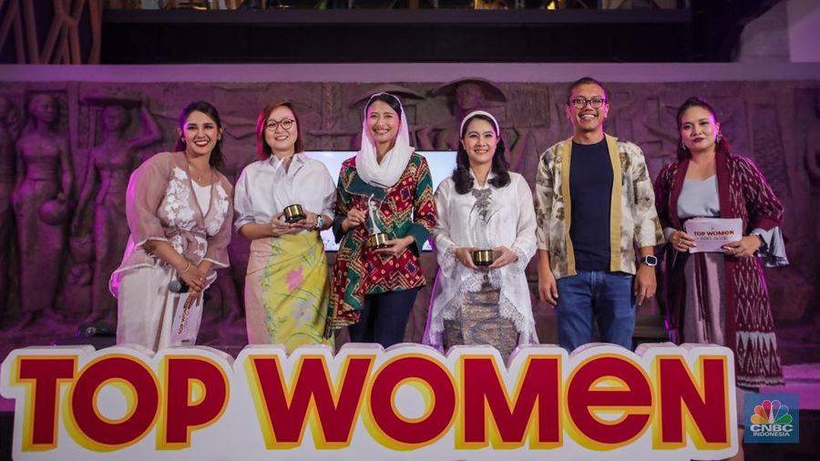 Direktur Utama Injourney, Maya Watono menyampaikan paparan dalam acara Top Women Fest CNBC Indonesia 2025 di Anjungan Sarinah, Jakarta, Sabtu (24/5/2025). (CNBC Indonesia/Faisal Rahman)