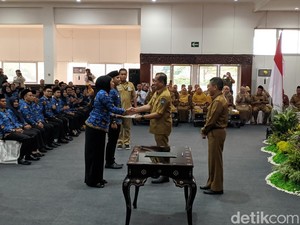 Pemprov NTB Serahkan SK 408 PPPK dan PNS, Ada yang Mengabdi 18 Tahun