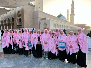 Doa Penuh Haru Para Ibu Jemaah Aida Tourindo di Raudhah Masjid Nabawi