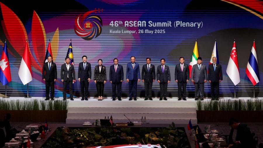 Kepala pemerintahan, kepala negara, dan perwakilan negara anggota ASEAN berfoto bersama saat menghadiri KTT ASEAN ke-46 di Kuala Lumpur Convention Center di Kuala Lumpur, Malaysia, Senin (26/5/2025). (REUTERS/Hasnoor Hussain)